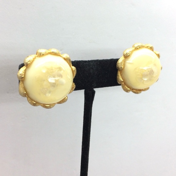 VINTAGE HOBE LUCITE CONFETTI CLIP ON EARRINGS GOLD TONE CUSTARD YELLOW BUTTON - Picture 4 of 14